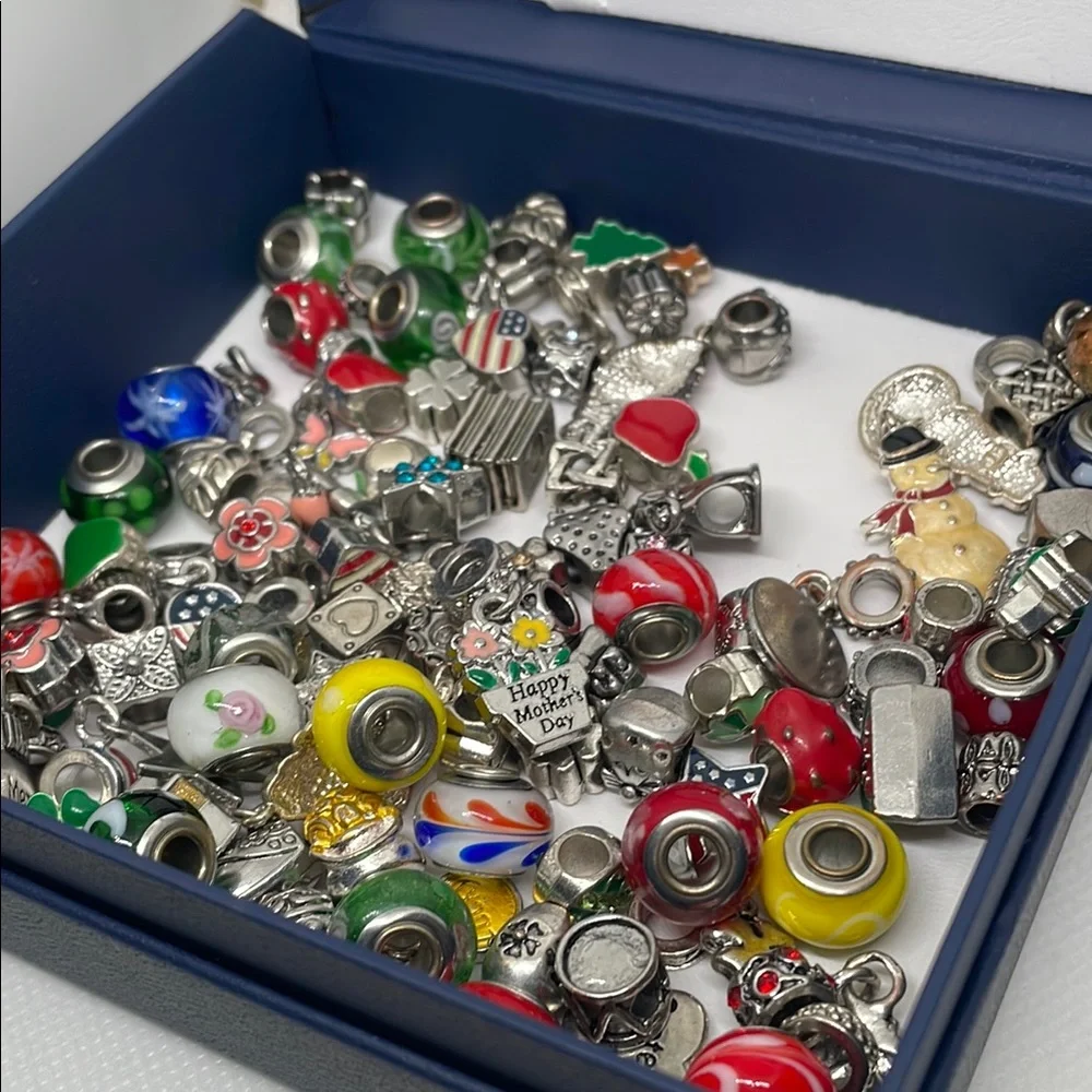 Large Lot of Vintage Jewelry Charm Bracelet Charms Beads - Picture 4 of 5